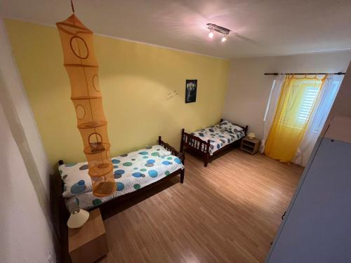 - Vistas a un dormitorio con 2 camas en Kod Škilje, en Šibenik