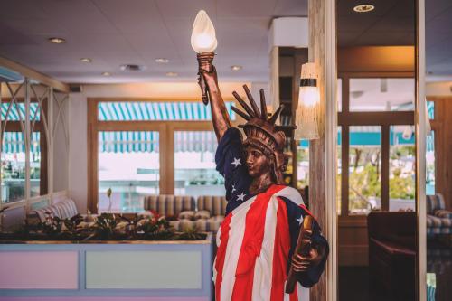 Una statua di una persona che indossa una bandiera americana di Hotel Monaco & Quisisana a Lido di Jesolo