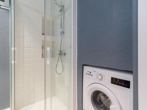 een wasmachine in een badkamer met een douche bij Marsin Canteras in Las Palmas de Gran Canaria