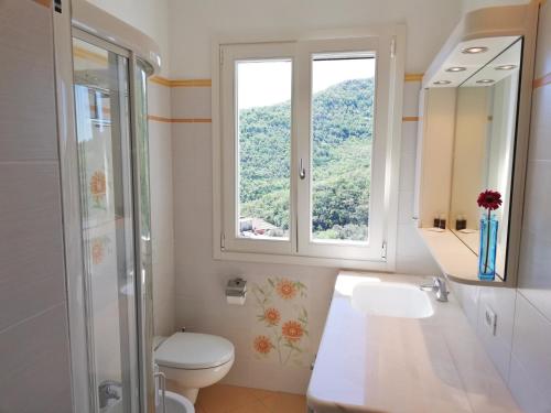 uma casa de banho com um lavatório e uma janela. em Case Vacanze Borgo Faraldi em Villa Faraldi