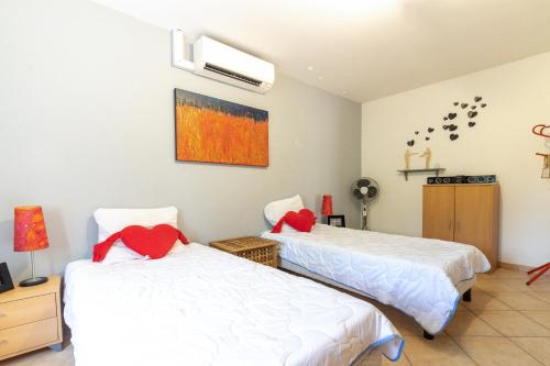 Una cama o camas en una habitación de Chante Quinson