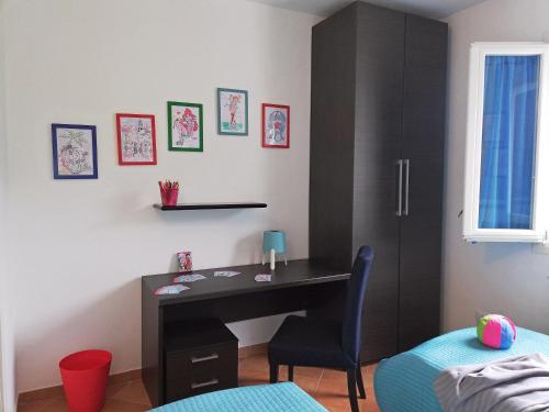 a bedroom with a desk with a chair and a bed at Case Vacanze Borgo Faraldi in Villa Faraldi