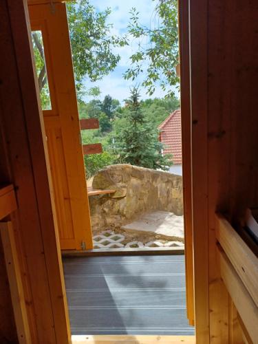 an open door to a view of a yard at Bé-La Vendégház in Szomolya