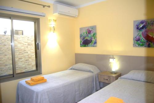 Zimmer mit 2 Betten und einem Fenster in der Unterkunft Villa Sunset Tauro in Mogán