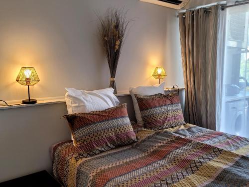 - une chambre avec 2 lits avec des oreillers et une fenêtre dans l'établissement Center Bay T4, à Antibes