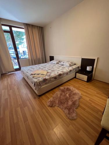 1 dormitorio con cama y alfombra en el suelo en Two bedroom apartment 5 minutes from the beach, en Golden Sands