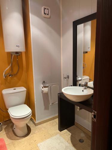 Koupelna v ubytování Two bedroom apartment 5 minutes from the beach