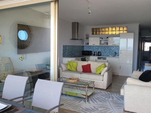 un salon avec un canapé et une table dans l'établissement Center Bay T4, à Antibes