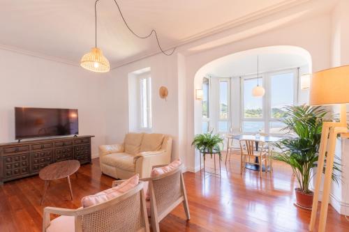 sala de estar con sofá y mesa en EKI ETXEA Piso en Orio para 6 personas al lado de San Sebastián PARKING, en Orio
