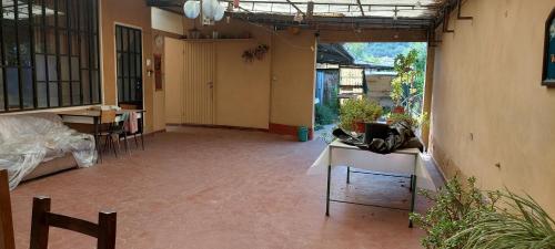 カマイオーレにあるCasa di Loriの空き部屋(ベッド1台、テーブル付)