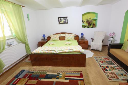 - une chambre avec un lit et un canapé dans l'établissement Casa Ianna, à Sibiu
