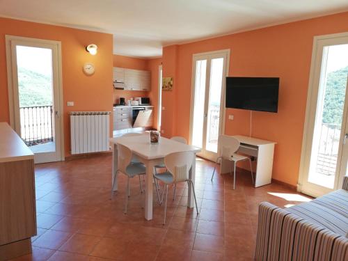 uma cozinha e sala de jantar com mesa e cadeiras em Case Vacanze Borgo Faraldi em Villa Faraldi