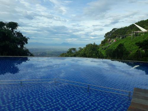 a swimming pool with a view of a mountain at Ban Mai Xanh homestay Tam Đảo in Vĩnh Phúc