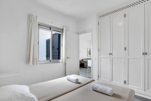 um quarto branco com uma cama e uma janela em Mar Azul Corralejo- Adults Only em Corralejo