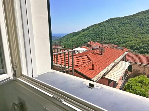a window with a view of a mountain at Case Vacanze Borgo Faraldi in Villa Faraldi
