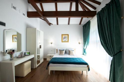 Un pat sau paturi într-o cameră la Hanul Marioarei