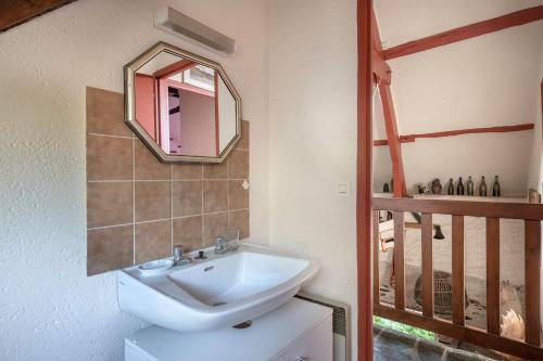 a bathroom with a sink and a mirror on the wall at Gîte typique pour 6 à Rochefort-en-terre in Rochefort-en-Terre