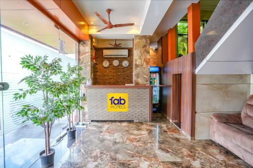 ムンバイにあるFabExpress Super 7 Innのロビーにはソファと仕事の要望を表示しています