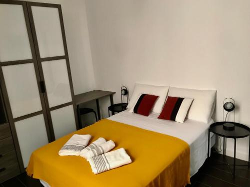 une chambre avec un lit avec deux serviettes dessus dans l'établissement Le portalet centre historique, à Hyères