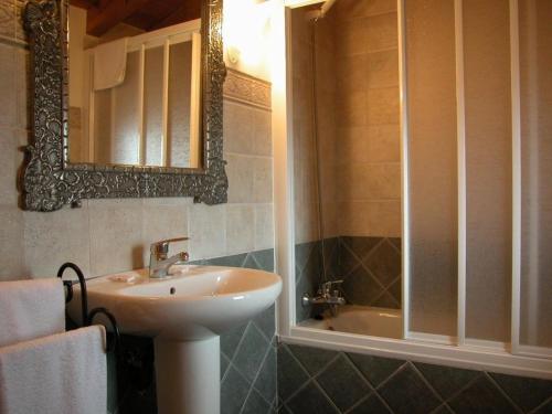 La salle de bains est pourvue d'un lavabo, d'un miroir et d'une baignoire. dans l'établissement La Vieja Cantina, à Quintana Redonda
