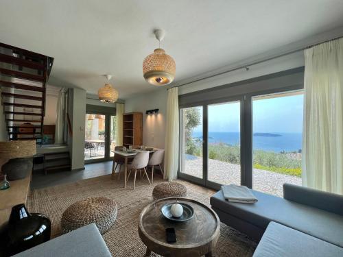 Χώρος καθιστικού στο Bouboulina's house with amazing sea view