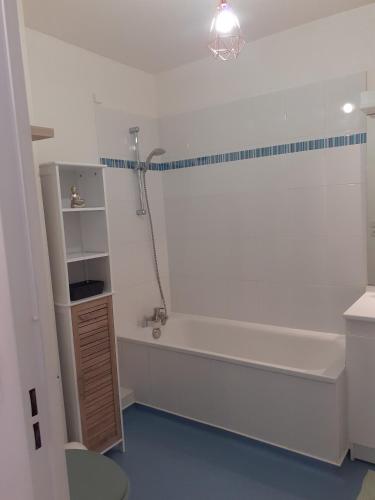 une salle de bain avec une baignoire et un lavabo dans l'établissement Le Cannabellas, à La Rivière-Saint-Sauveur