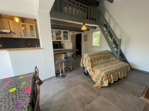 um quarto com uma cama e uma escada num quarto em Maison Saint-Cyprien, 2 pièces, 4 personnes - FR-1-225D-160 em Saint-Cyprien-Plage