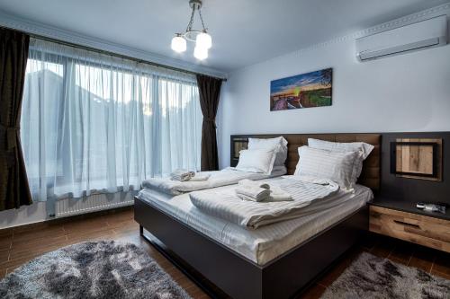 sypialnia z łóżkiem i dużym oknem w obiekcie Casa Chilia Resort&Spa w mieście Chilia Veche