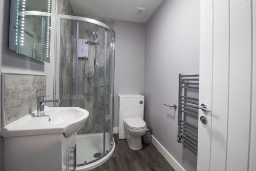 a bathroom with a sink and a shower and a toilet at Brilliant 4 Berth Seaside Apartment In Great Yarmouth, Norfolk Ref 99005s in Great Yarmouth