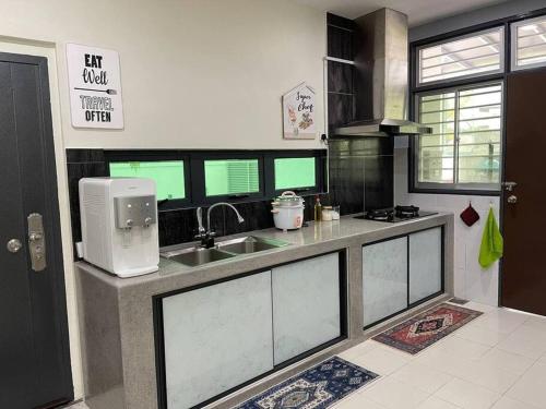 Η κουζίνα ή μικρή κουζίνα στο Anjung Serene + Private Pool (10 pax) @ Semenyih