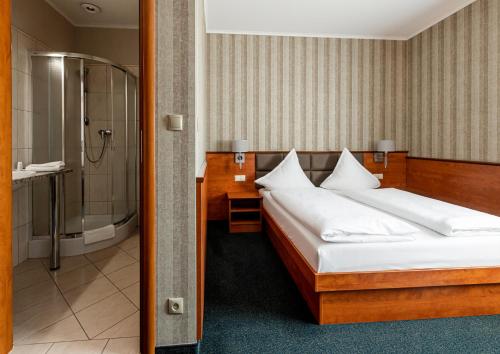 Postel nebo postele na pokoji v ubytování Premium Hotel Bacero Wrocław