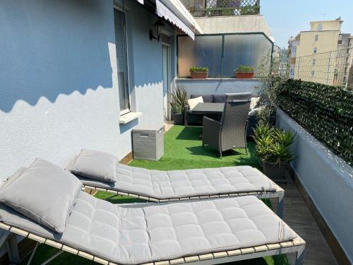 - deux lits sur le balcon d'une maison dans l'établissement Appartamento La Terrazza, à Trieste