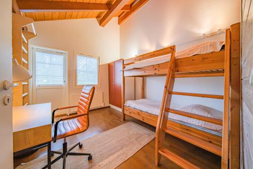 Postel nebo postele na pokoji v ubytování Levillas Golfväylä 3C