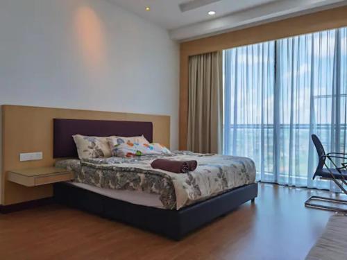 een slaapkamer met een bed en een groot raam bij Jeff and Ricky Homestay16-Boulevard Imperial Suite in Kuching