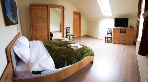 a bedroom with a bed with a green blanket at Casa Ana in Gureni