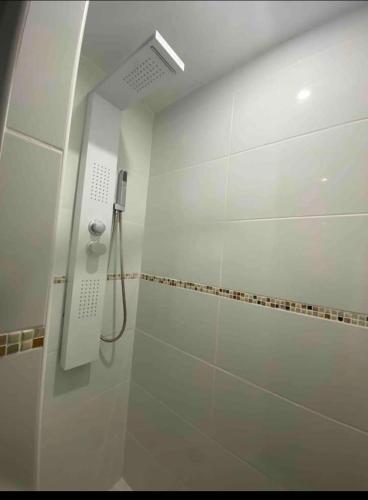 une salle de bain avec une douche avec une porte vitrée dans l'établissement Studio meublé Tout équipé!!, à Boujan-sur-Libron