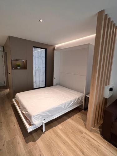 1 dormitorio con 1 cama blanca en una habitación en Cap Salou Apolo, en Salou