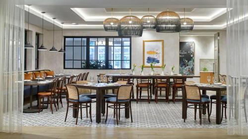 a large dining room with tables and chairs at Hyatt Regency Atlanta Perimeter at Villa Christina in Atlanta