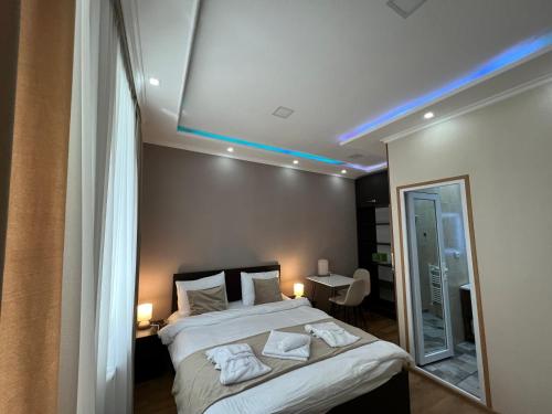 Postel nebo postele na pokoji v ubytování Serenity Likani Villa Hotel