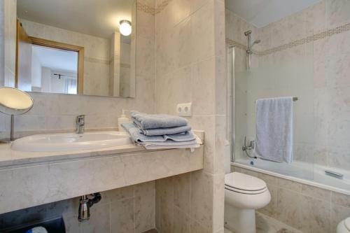 uma casa de banho com um lavatório, um WC e um espelho. em Luxury apartment in Golf Hills, Estepona. em Estepona