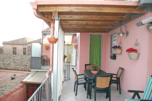 patio con mesa y sillas en el balcón en Casa Maria, en Puntalazzo