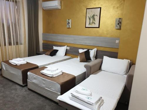 Ένα ή περισσότερα κρεβάτια σε δωμάτιο στο Хотел Чинар Кирково