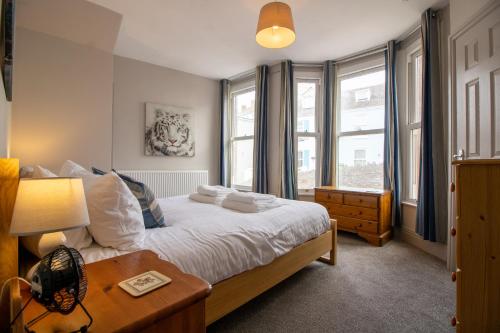 Katil atau katil-katil dalam bilik di Harbour View- Cosy Maisonette, Close to Brixham Harbour