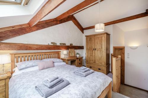 ein Schlafzimmer mit einem Bett mit zwei Handtüchern darauf in der Unterkunft Ingleborough View in Carnforth