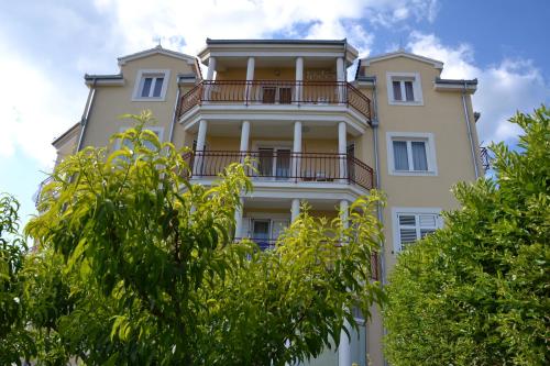 Fotografia z galérie ubytovania Family friendly apartments with a swimming pool Trogir - 16509 v Trogiri