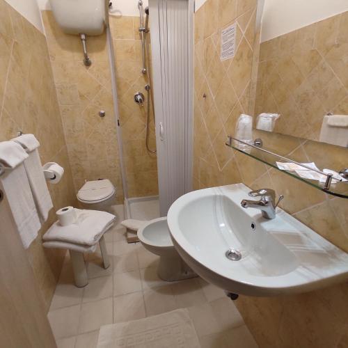 Bilik mandi di Hotel Il Gabbiano