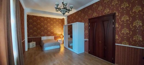 uma sala com um quarto com uma cama e uma porta em Hotel Florencia em Mtskheta