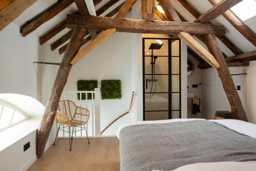 - une chambre avec un lit et une chaise dans l'établissement Short Stay Venlo, à Venlo
