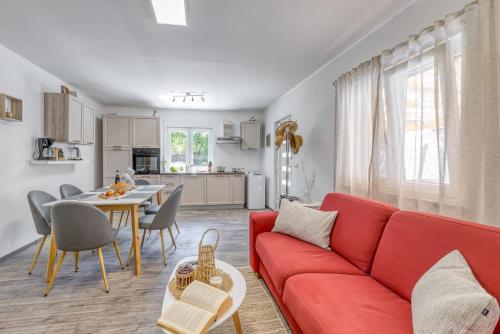 Dapur atau dapur kecil di Holiday House Krase with Private Pool