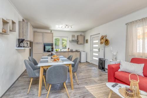 Dapur atau dapur kecil di Holiday House Krase with Private Pool